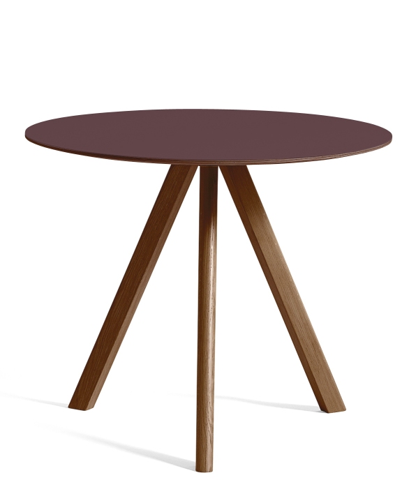 Copenhague Table CPH 20 von Hay: Runder Esstisch mit brauner Tischplatte und Holzbeinen.