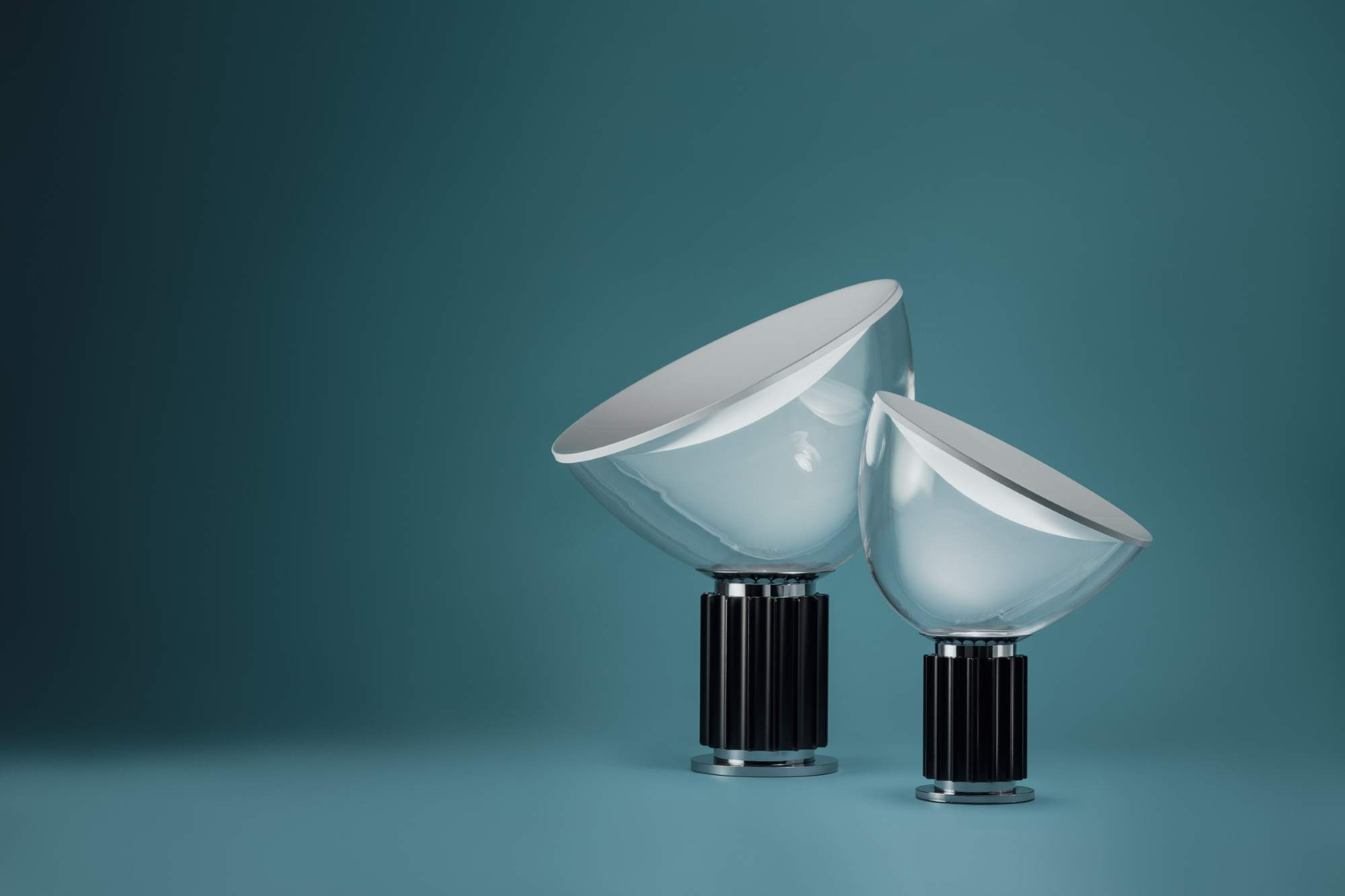 Zwei Taccia LED Tischleuchten von Flos mit transparentem Diffusor und geriffeltem Fuß.