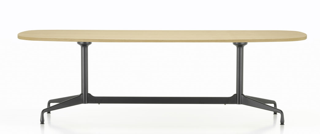 Eames Segmented Table Esstisch Bootsform 220 cm von Vitra mit hellem Holz und schwarzem Gestell.
