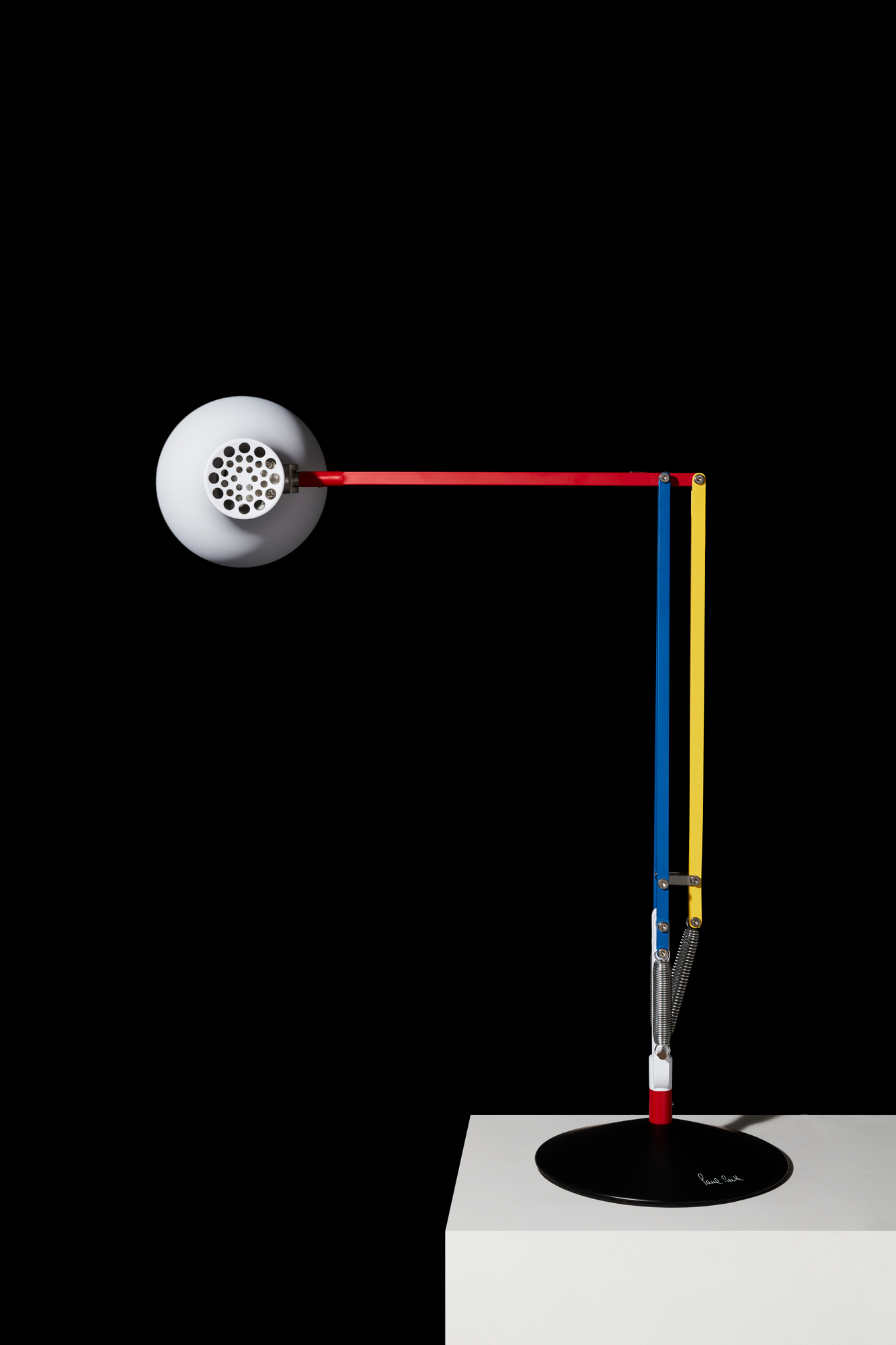 Anglepoise Type 75 Mini Paul Smith Edition Tischleuchte mit rotem Arm, blauem und gelbem Ständer.