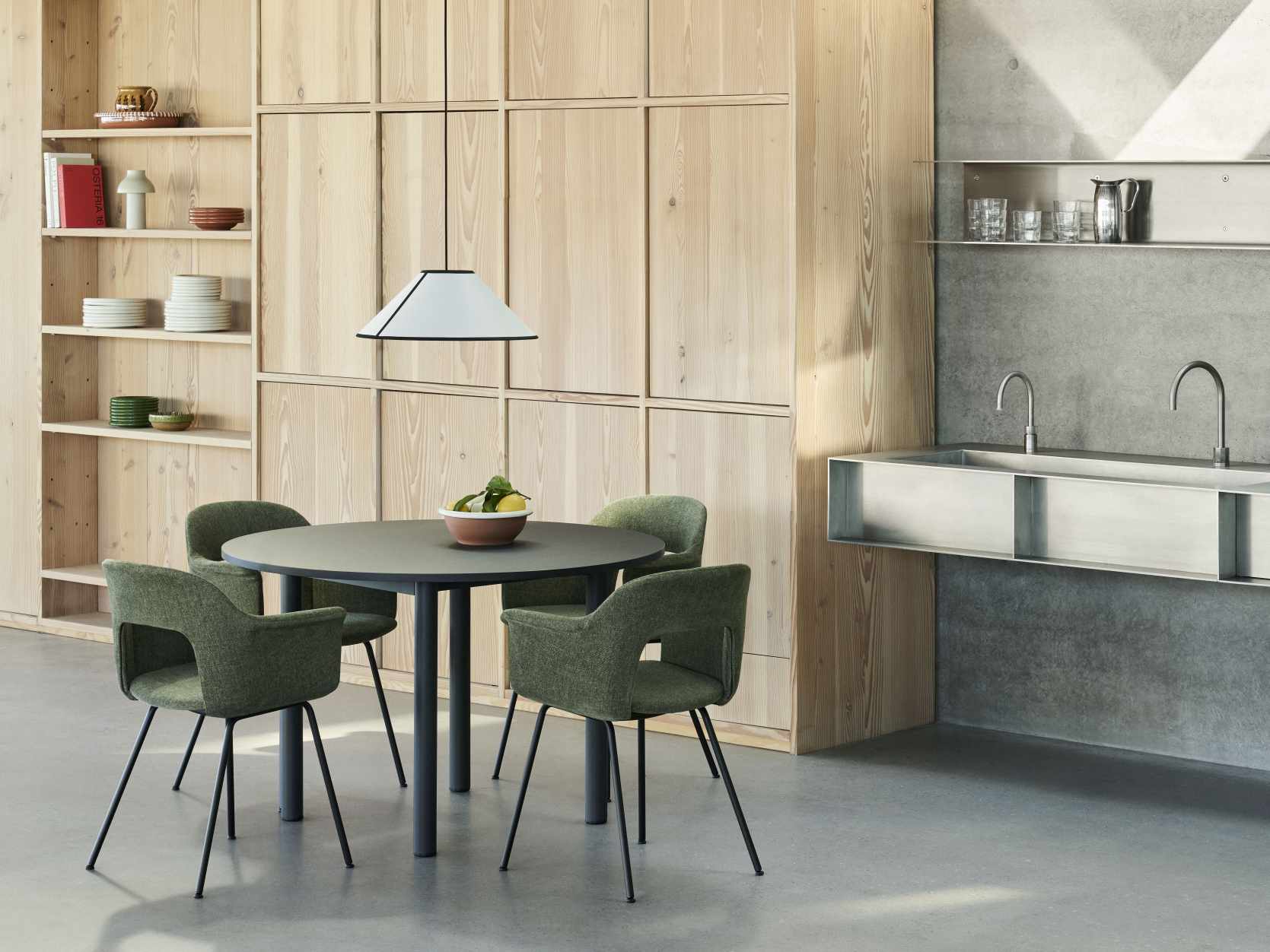 Layout Armchair 214 Armlehnstuhl von Hay in Grün um einen Esstisch in modernem Interieur.