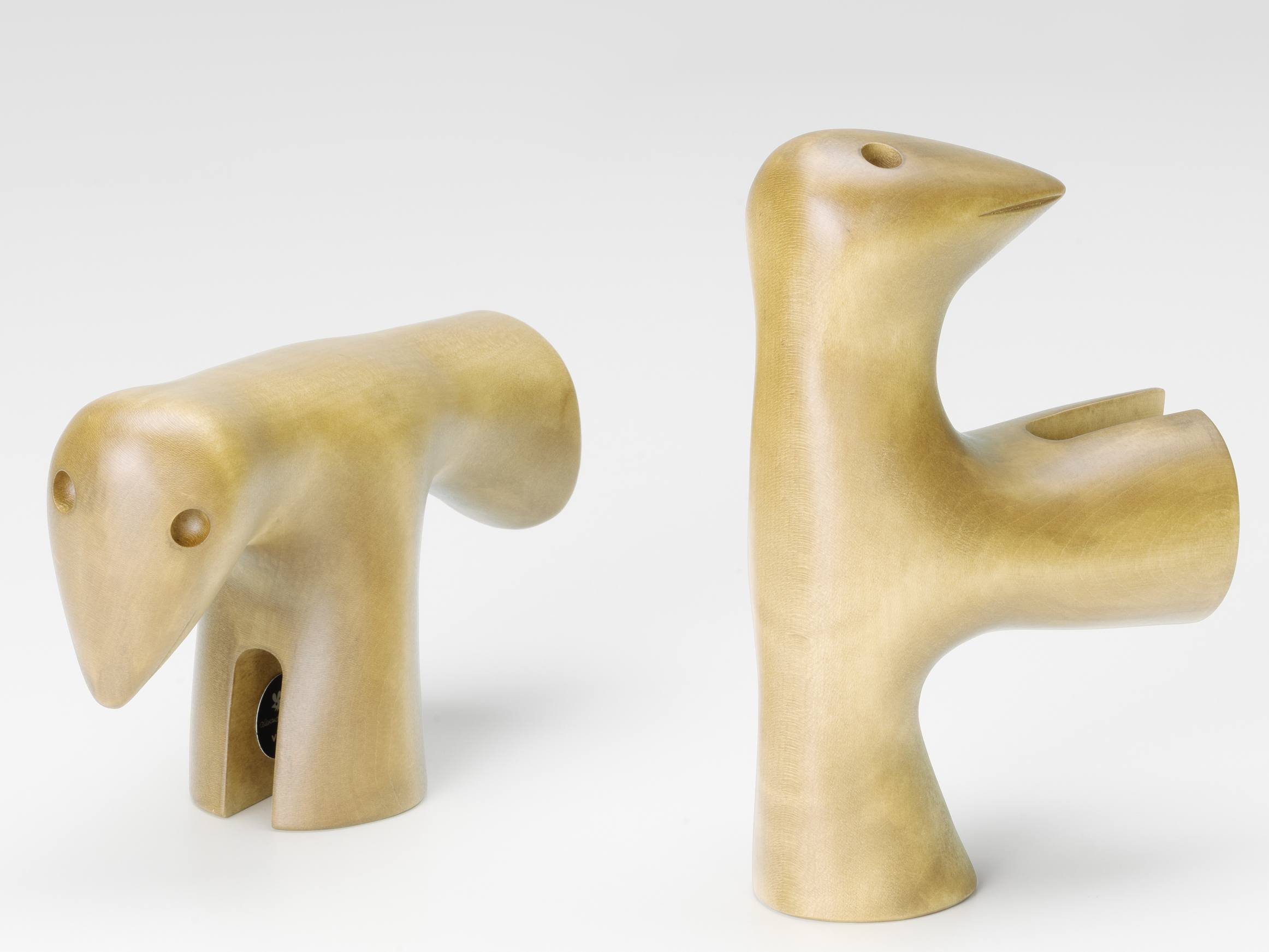 Zwei hölzerne Girard Bird Skulpturen von Vitra, abstrakte Vogel Kunstobjekte für moderne Wohndekoration.