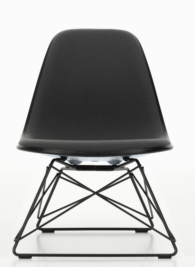 Vorderansicht des Eames Plastic Side Chair LSR, vollgepolsterter Stuhl von Vitra mit schwarzem Stoffbezug.