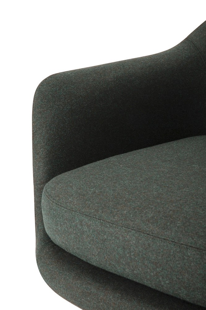 Detailaufnahme vom grünen Sum Lounge Armchair Sessel von Normann Copenhagen mit Armlehne und Sitzfläche.