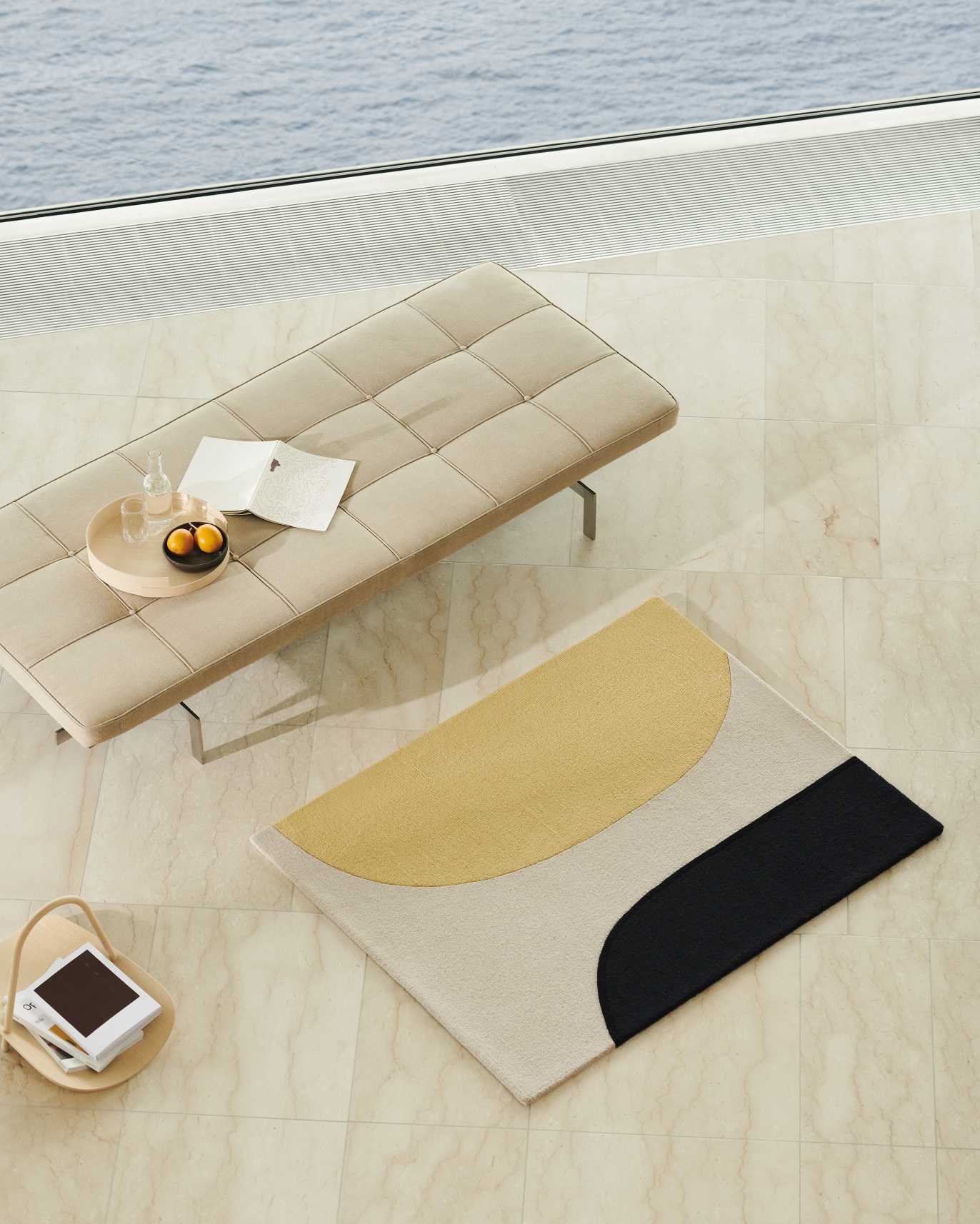 Beige PK 80 Liege von Fritz Hansen mit Design Teppich in modernem Wohnraum am Meer.