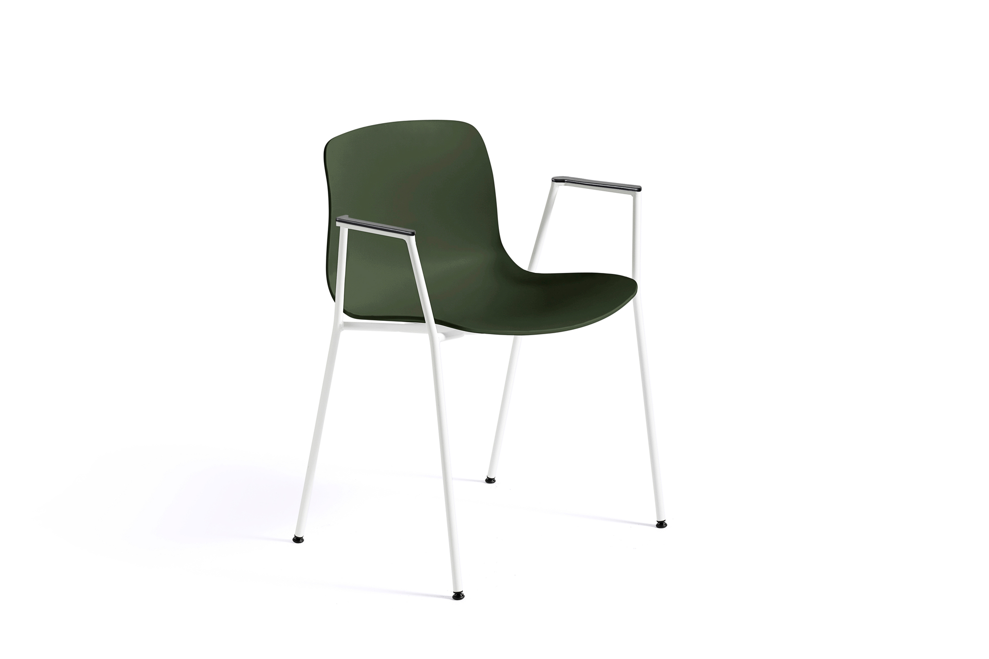 Grüner About a Chair AAC18 Stuhl von Hay mit Armlehnen und weißem Gestell.