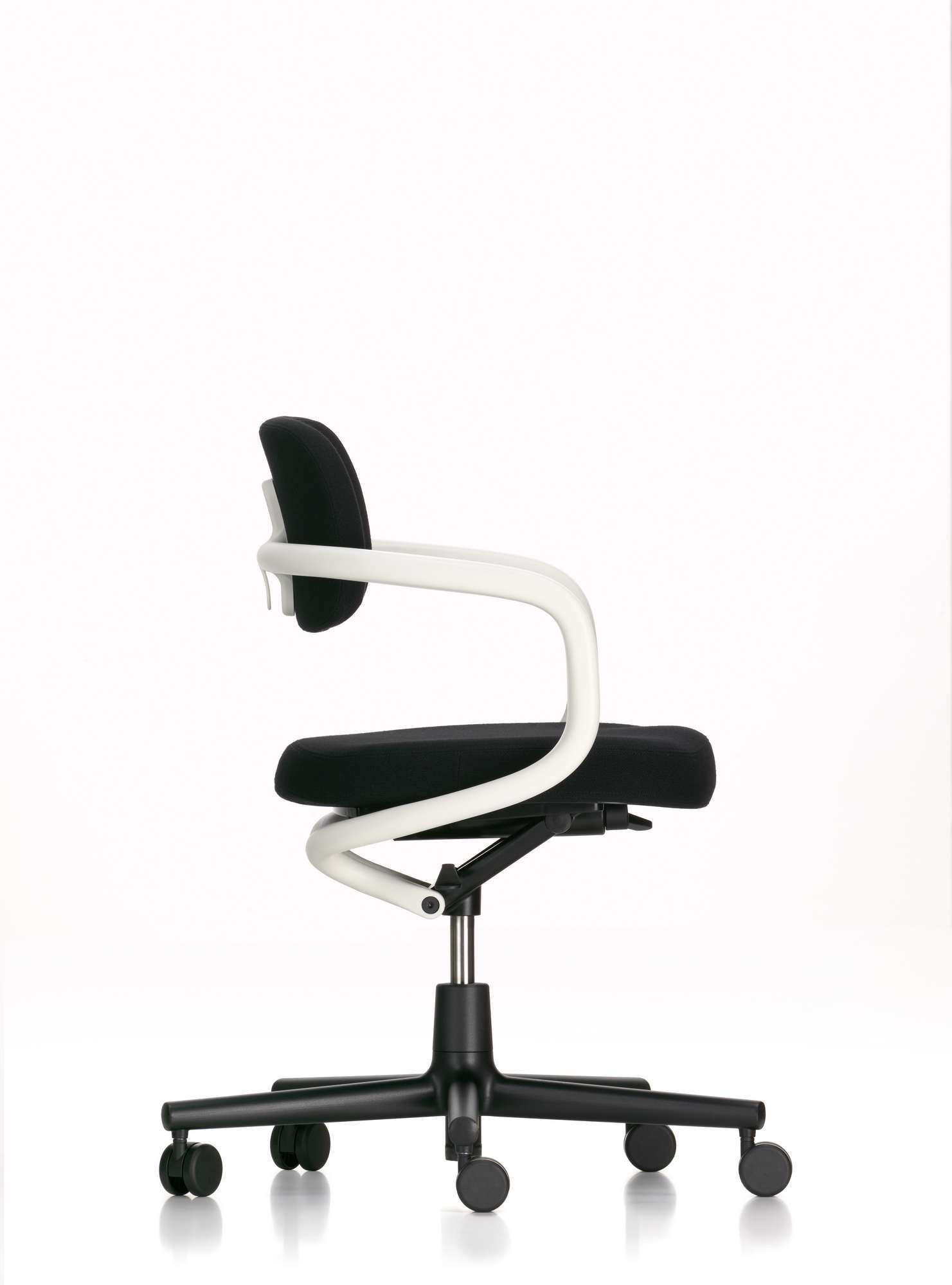 Allstar Bürodrehstuhl von Vitra, Seitenansicht: Schwarzer Sitz, weiße Armlehnen, schwarzes Fußkreuz mit Rollen. Ergonomischer Bürostuhl.