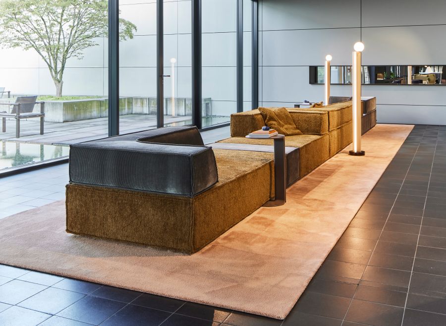 Modernes Trio Sofa mit Ecke links, modulare Wohnlandschaft in Braun und Grau auf Teppich.