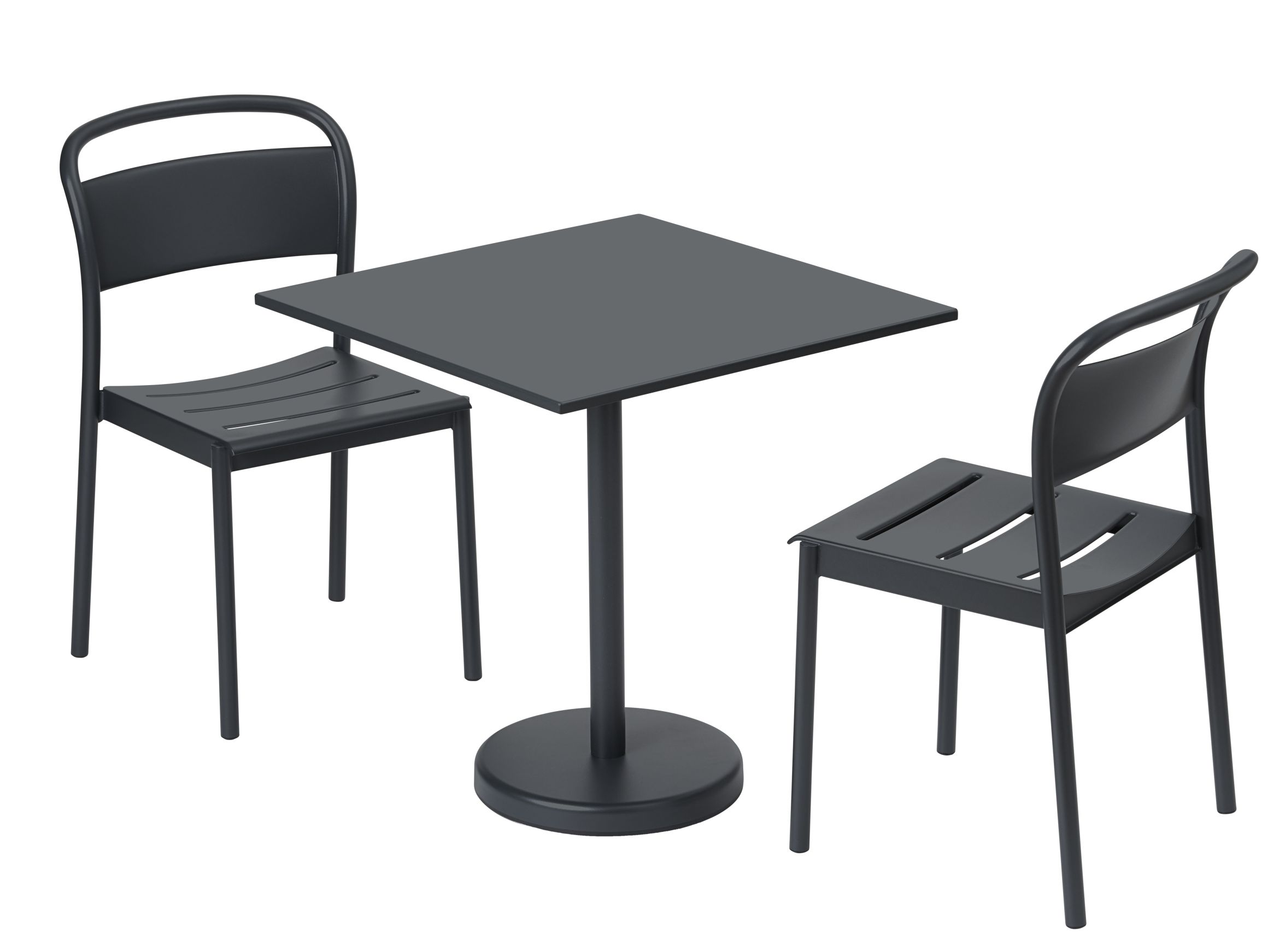 Muuto Linear Steel Beistelltisch für den Außenbereich mit zwei passenden Stühlen in Anthrazit.