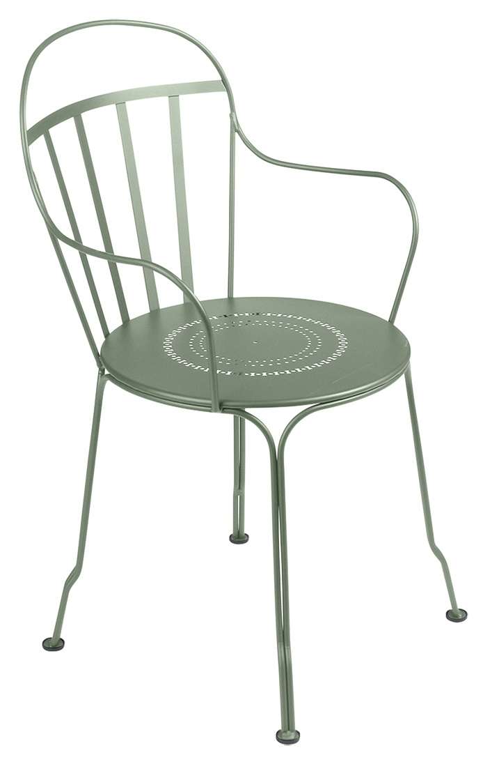 Louvre Stuhl Outdoor von Fermob, grüner Metallstuhl mit Armlehne und rundem Sitz für Garten und Terrasse.