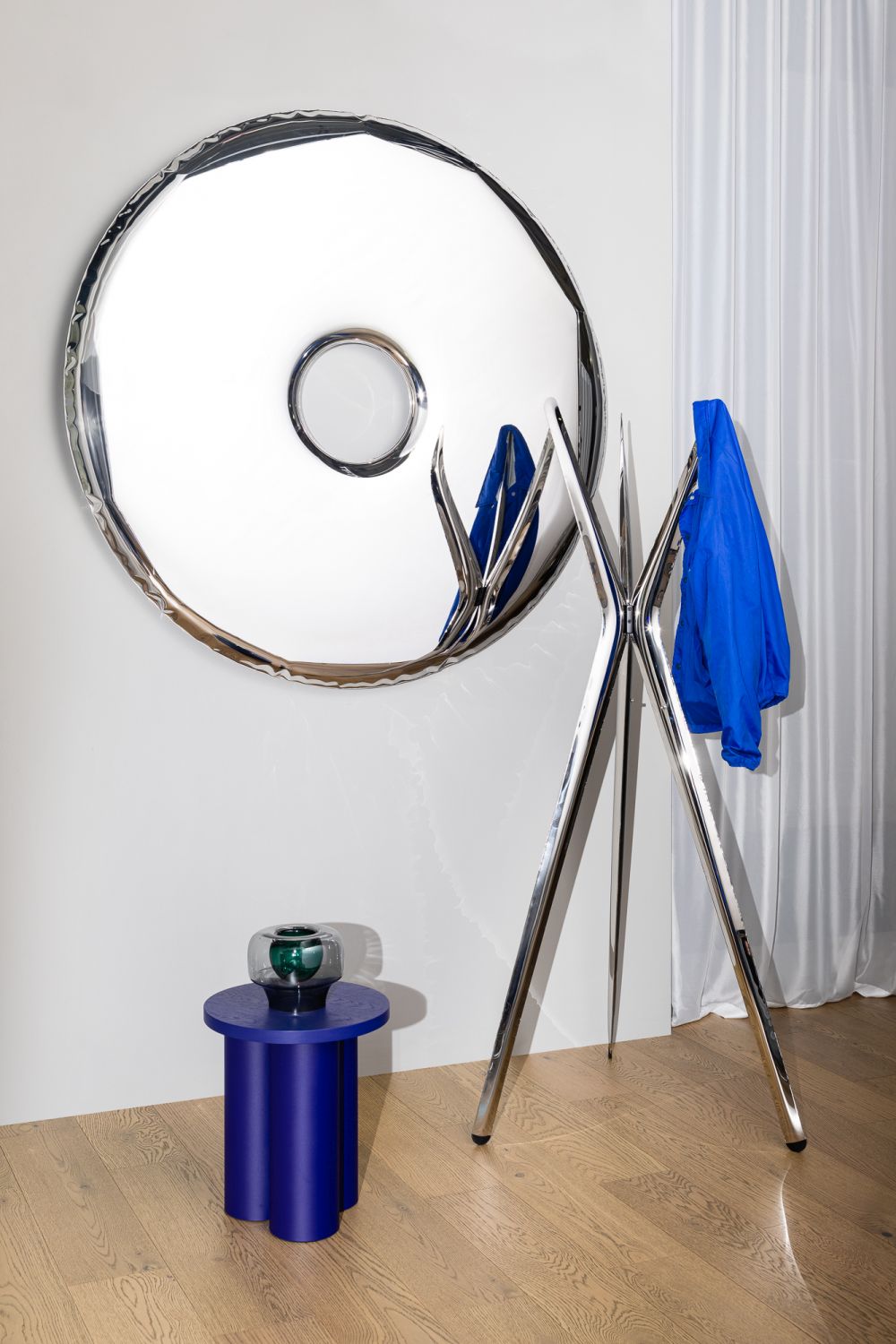 Snopek Garderobenständer von Zieta mit Jacke, Spiegel und blauem Beistelltisch im modernen Interieur.