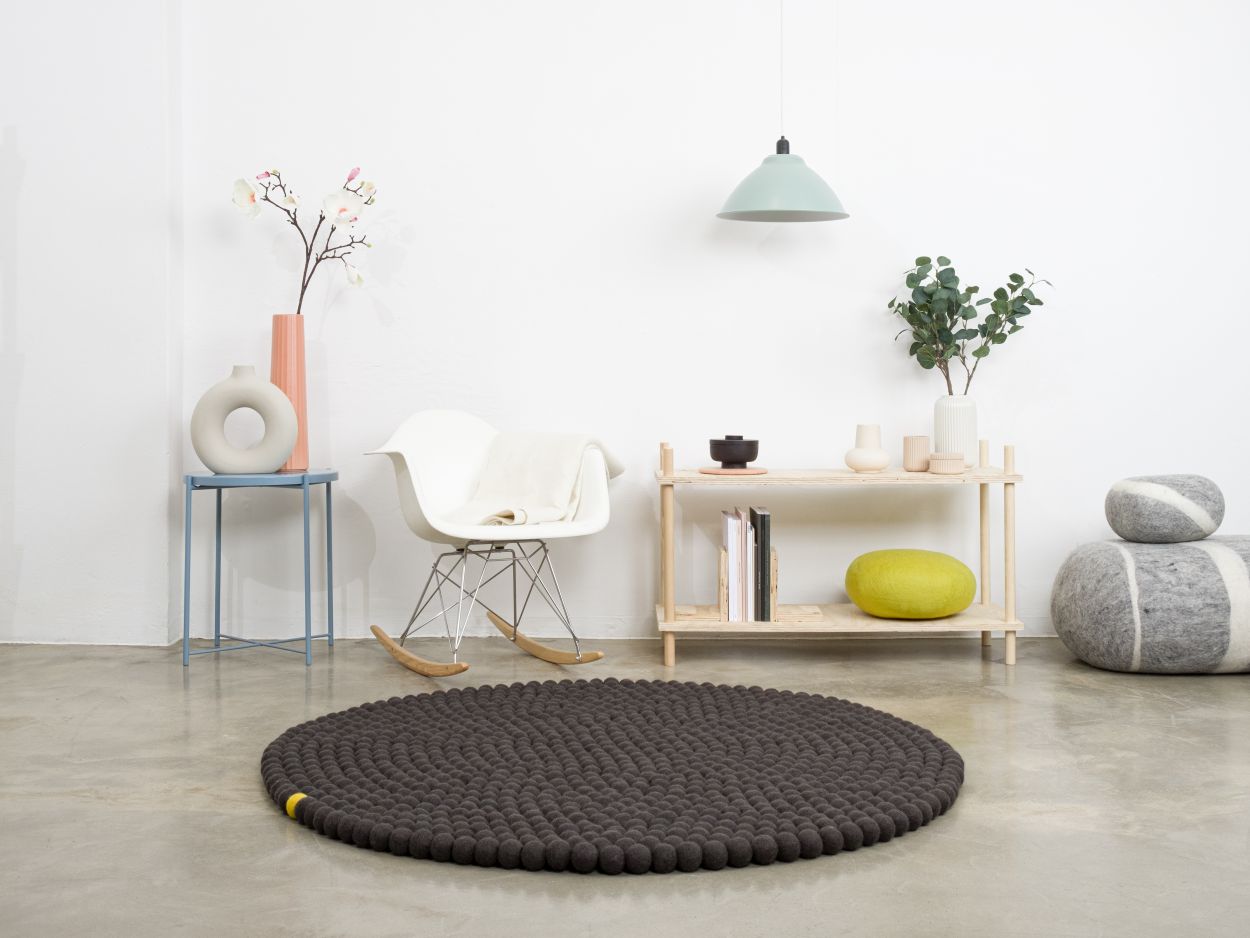 Anthrazitfarbener, runder Big One Filzteppich (Ø 300 cm) von myfelt im modernen Wohnraum.