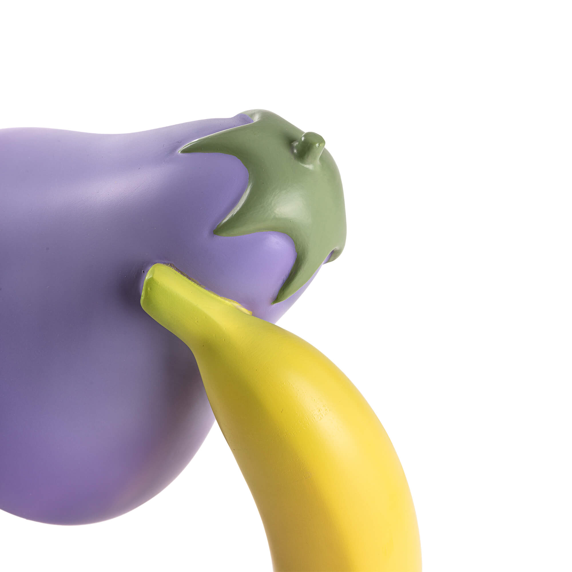 Nahaufnahme der Seletti Vitamin Table Lampe in Aubergine mit gelber Banane als Detail.