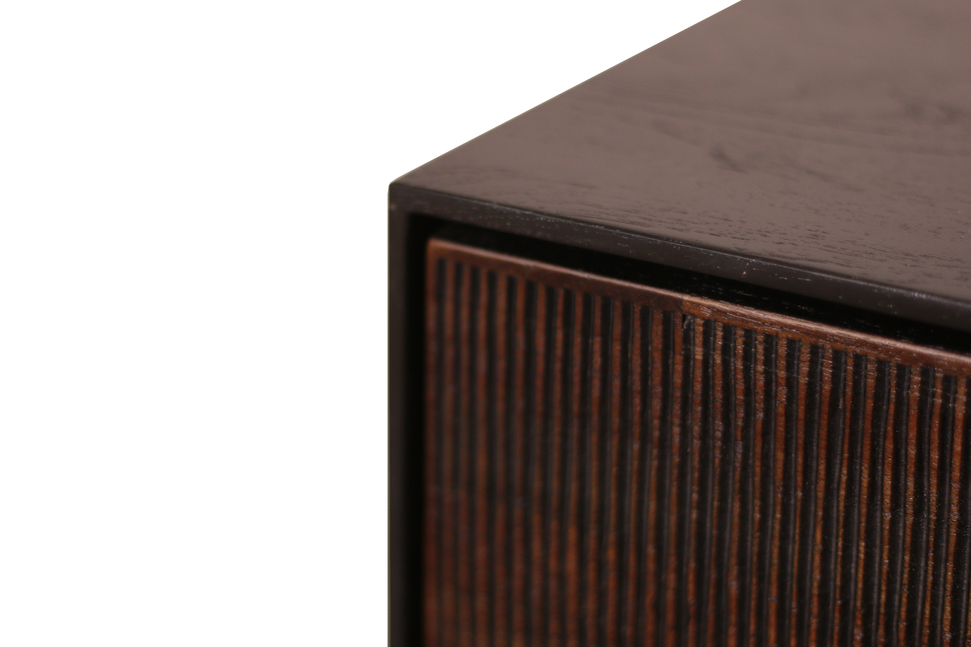 Detailaufnahme der Ethnicraft Teak Grooves Anrichte: Dunkles Teakholz mit vertikal gerillten Schubladen für Wohnzimmer und Esszimmer.