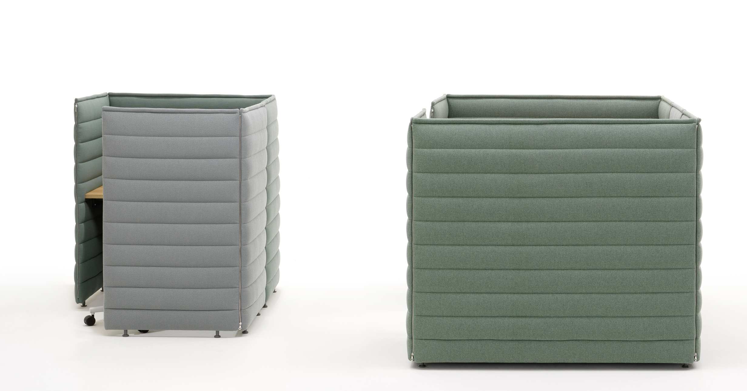 Vitra Alcove Plus Desk Medium: Moderner, grauer und grüner Büro Schreibtisch mit akustischen Trennwänden.