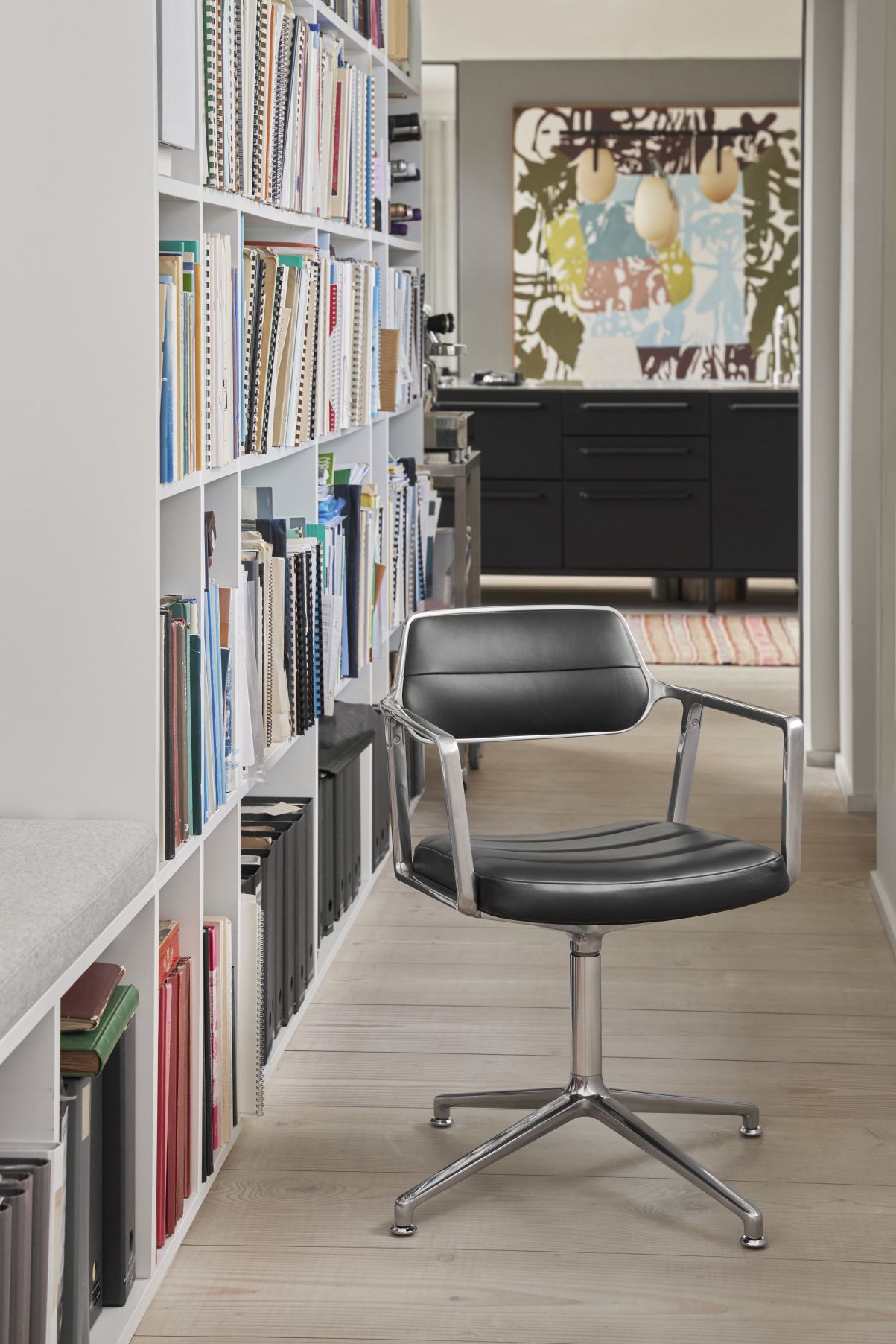 Vipp 453 / Vipp453 Draaistoel DONKERZAND TEXTIEL / GEPOLIJST ALUMINIUM FRAME MET WIELTJES Vipp UNIEK EXEMPLAAR