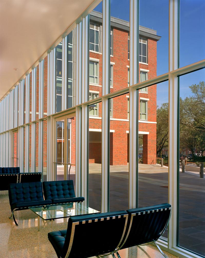 Barcelona Sessel von Knoll International in einem modernen Wartebereich mit Glasfassade und Gebäudeansicht.