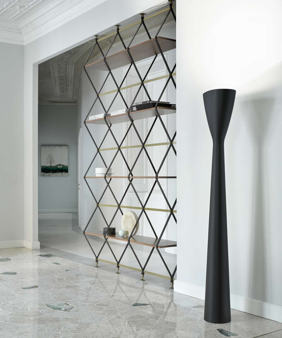 Schwarze D38L Carrara LED Stehleuchte von Luceplan im Flur, modernes Design, indirektes Licht.