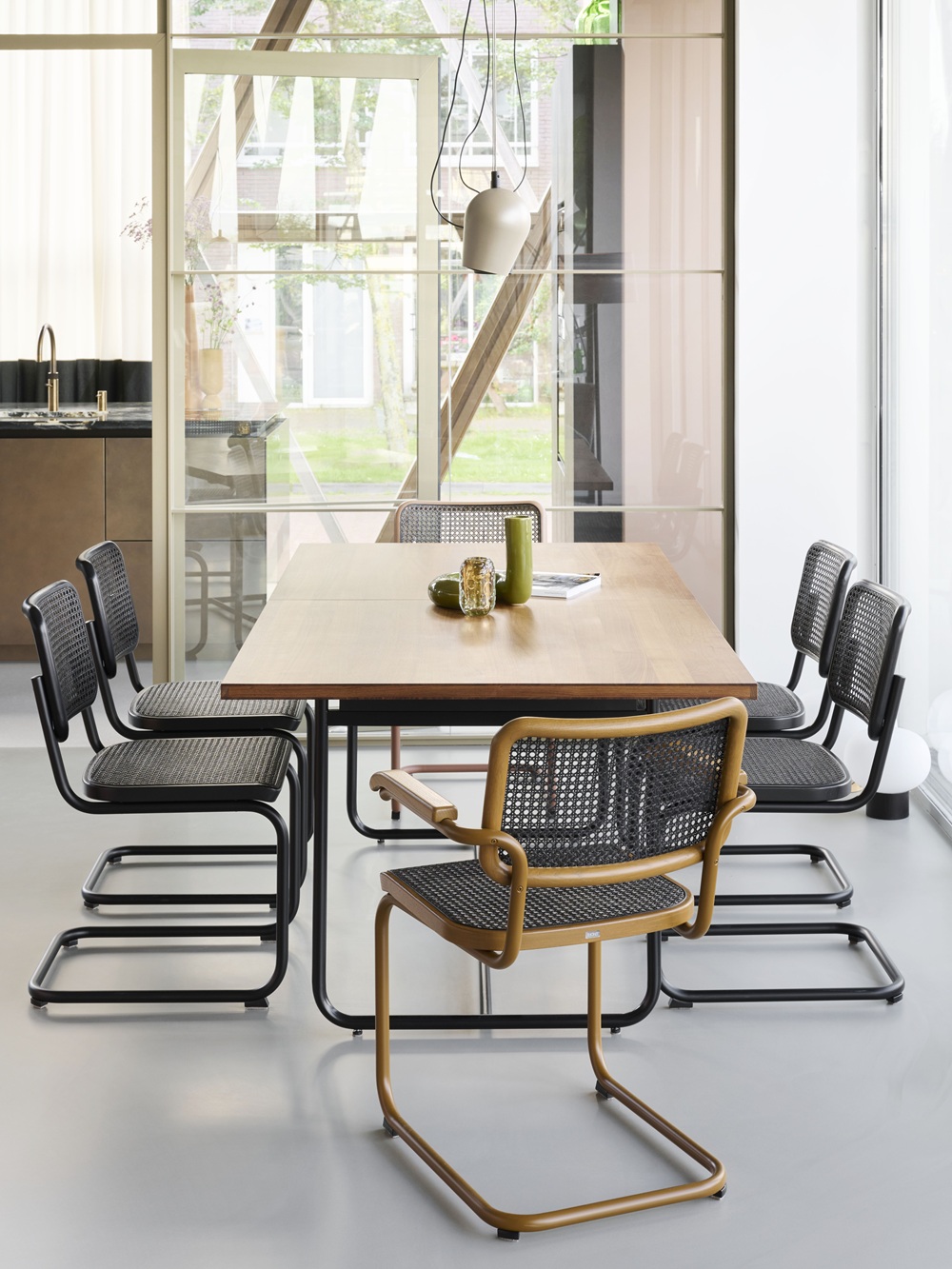 S 64 V Klassieke stalen buisstoel met vrijdragende poten CHROOM/ZWART Thonet VOORKEURSCOMBINATIE