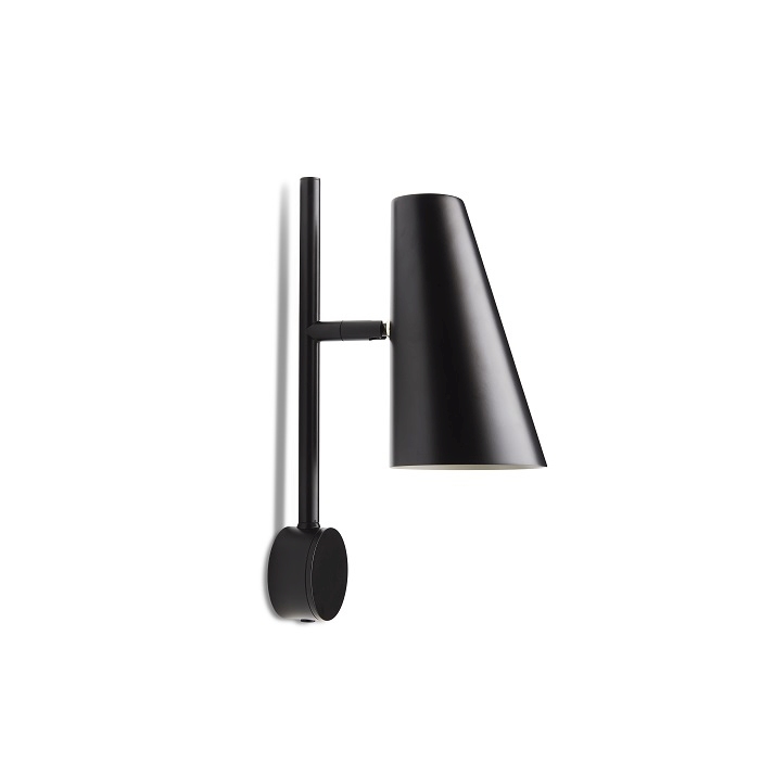 Schwarze Cono Wandleuchte von Woud: Moderne Innenbeleuchtung mit konischem Lampenschirm und minimalistischem Design.