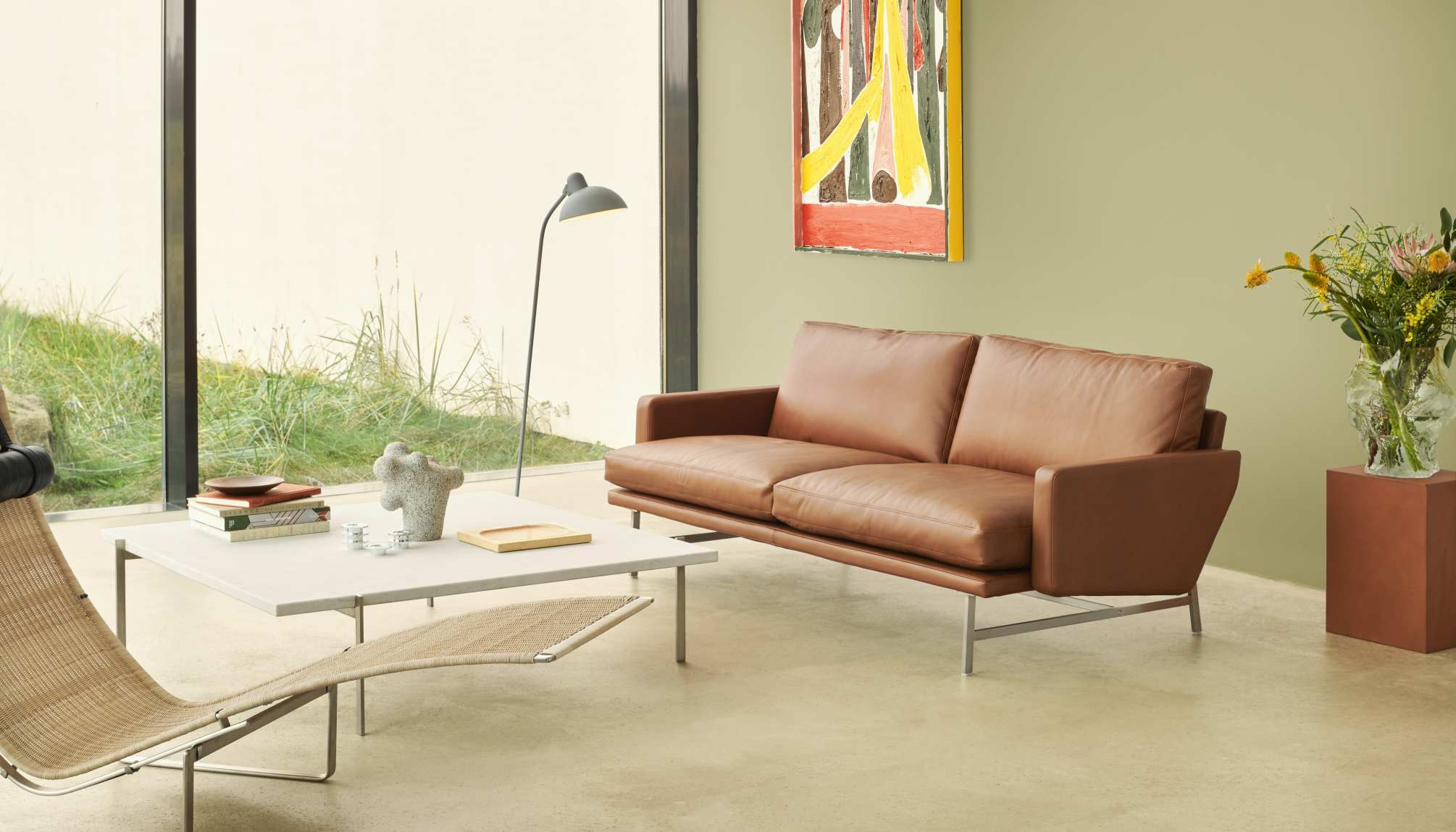 Heller Wohnraum mit PK61 Couchtisch von Fritz Hansen, Design-Klassiker und moderne Möbel.