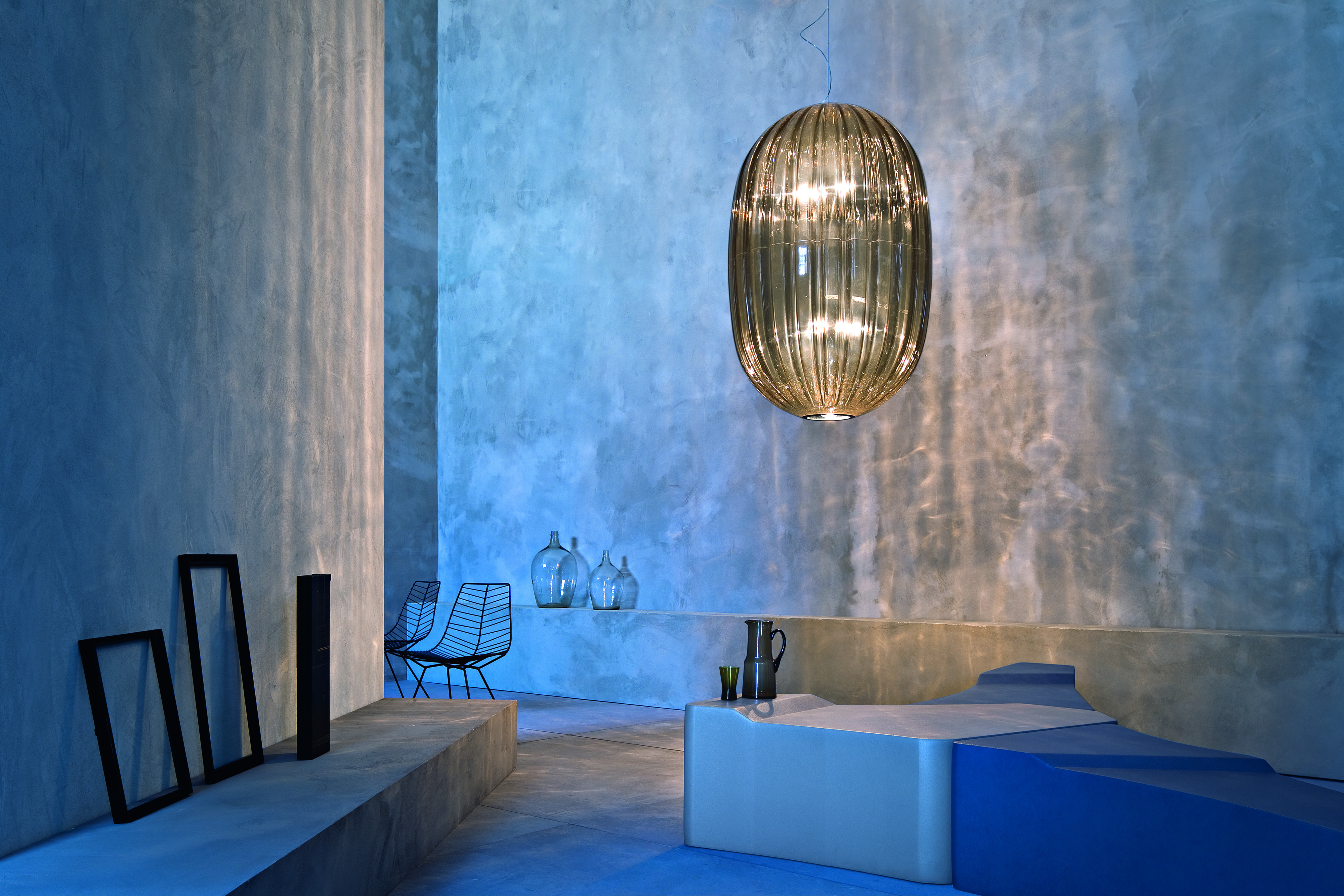 Nahaufnahme der Foscarini PLASS Hängeleuchte mit Halogen/LED in modernem Wohnraum, warmes Licht.