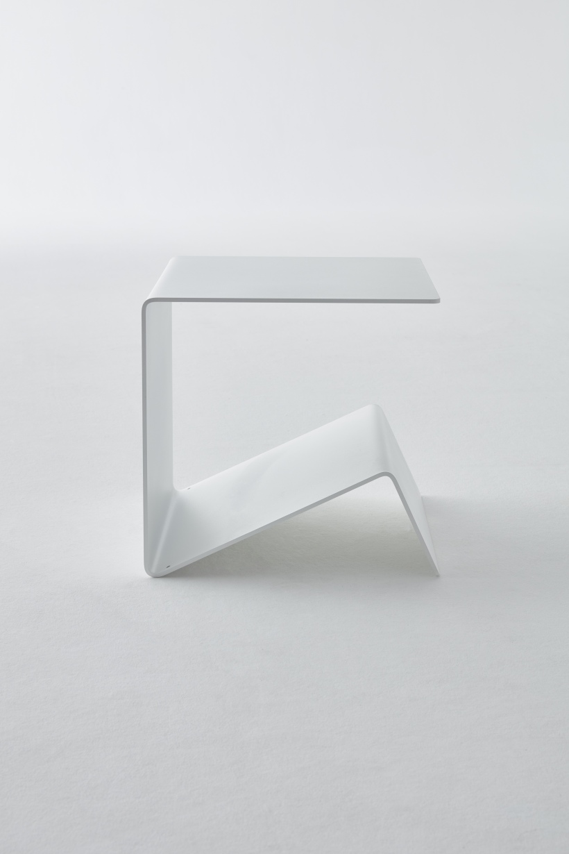 Weißer Buk  Beistelltisch von Müller Möbelwerkstätten, moderner minimalistischer Nachttisch aus Metall, Studioaufnahme.