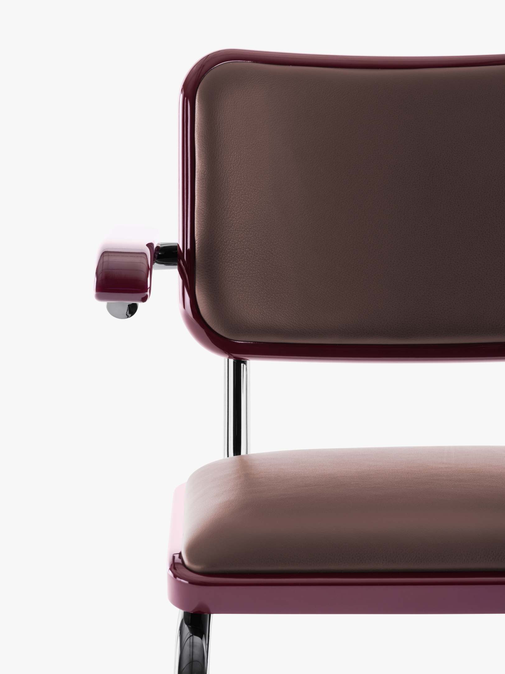 Detailaufnahme des JS. Thonet Freischwingers S 64 P von Jil Sander in Burgunderrot mit braunem Leder.