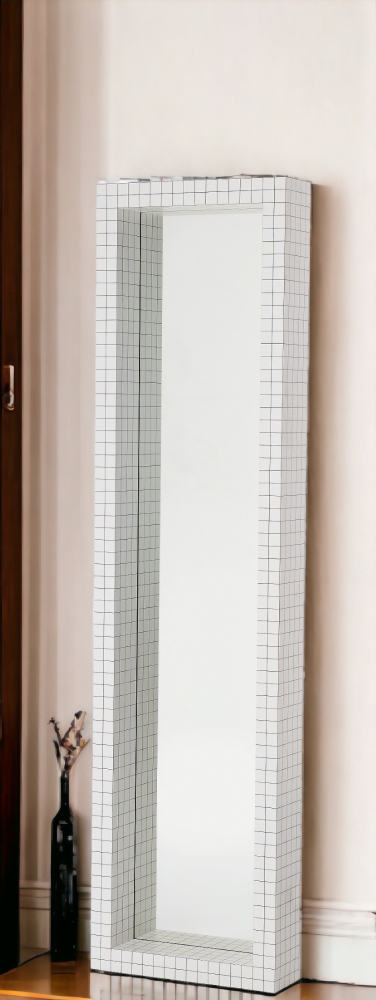 Rechteckiger Quaderna Spiegel von Zanotta mit weißem, quadratischem Fliesenmuster und minimalistischem Design.