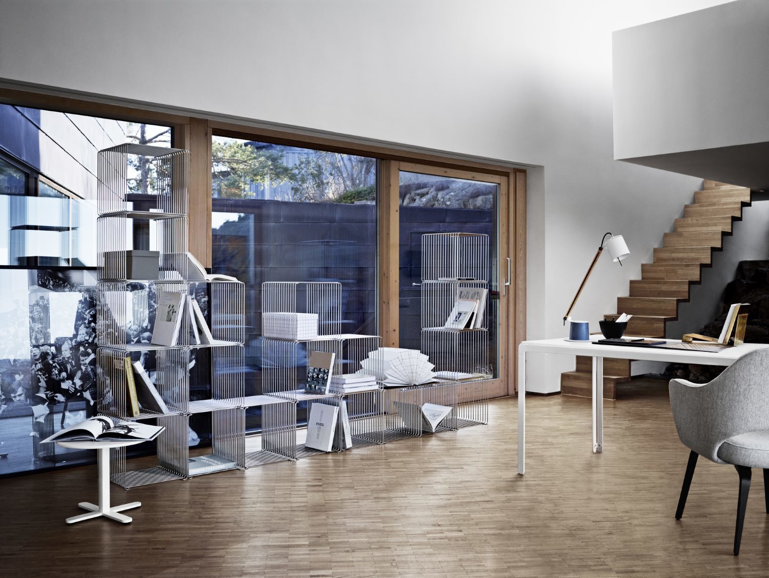 Modernes Wohnzimmer mit Montana Wire Cube Drahtregal, flexibel kombinierbar, für Bücher und Dekoration.