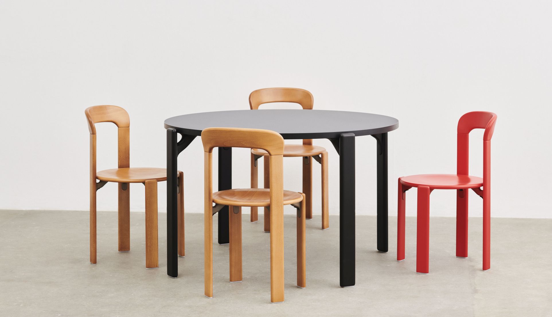 Runder, schwarzer Rey Table Tisch von Hay mit Holzstühlen in verschiedenen Farben. Esstisch Möbel.