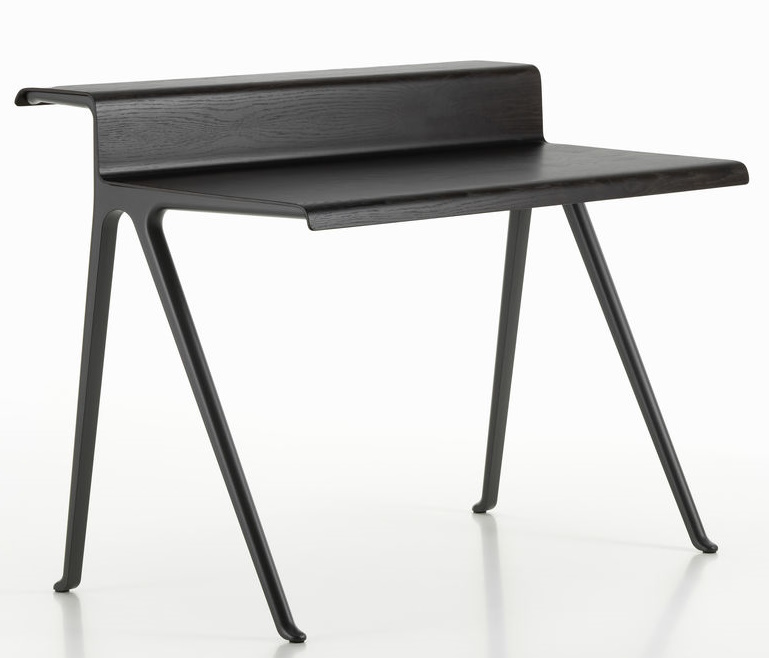 Schwarzer Courier Schreibtisch von Vitra mit minimalistischem Design und drei schrägen Beinen für modernes Arbeitszimmer.