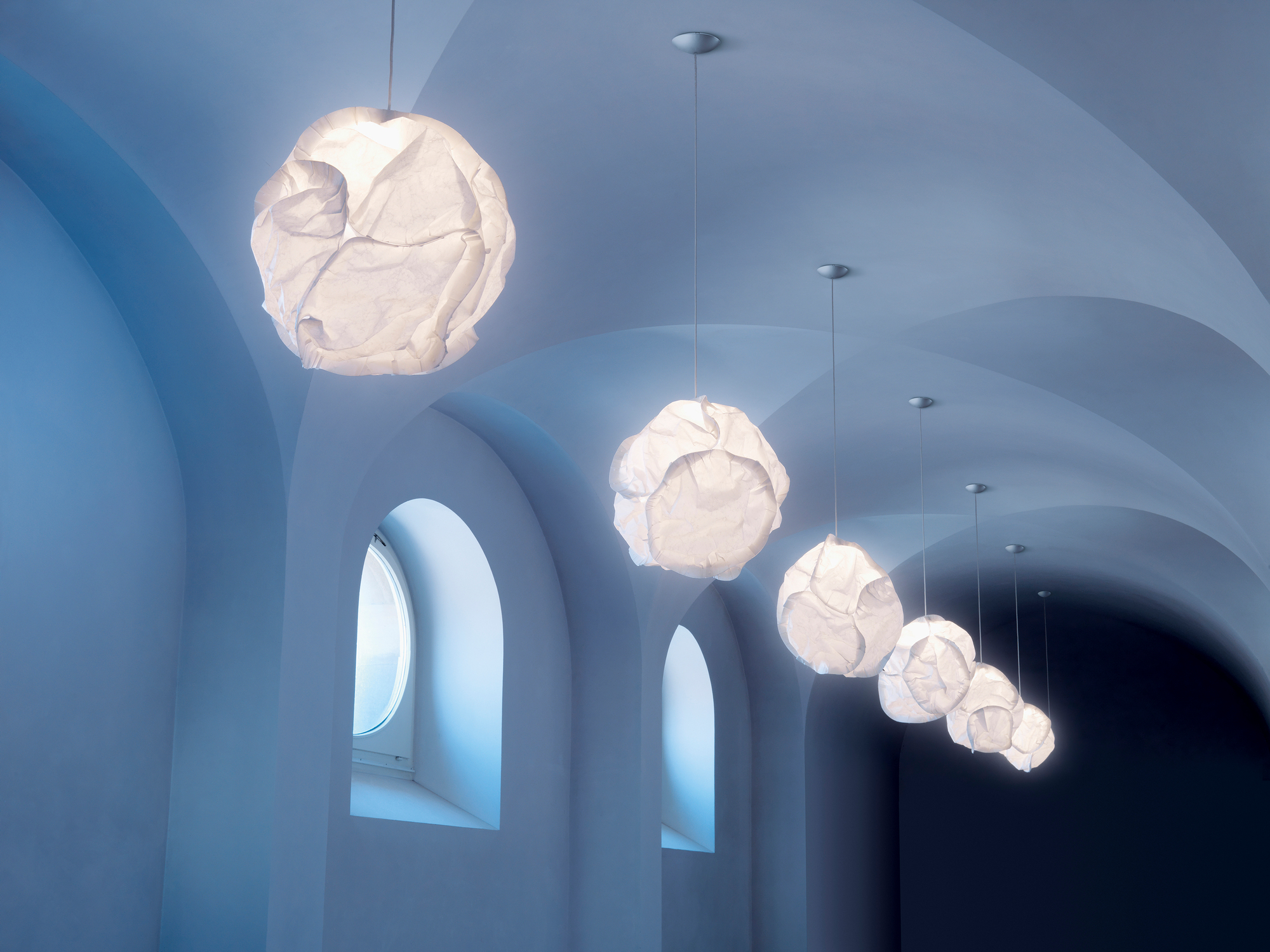 Reihe von E27 Cloud Pendelleuchten von Belux, moderne Hängelampen in Wolkenform, stimmungsvolle Beleuchtung.