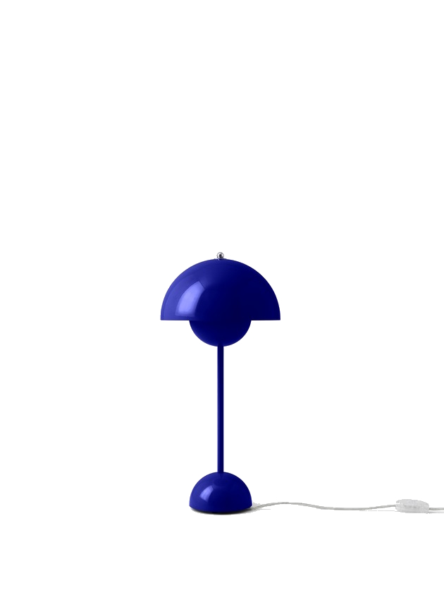 Blaue Flowerpot VP3 Tischleuchte von AndTradition, modernes Design mit halbrunden Lampenschirmen und schlankem Fuß.