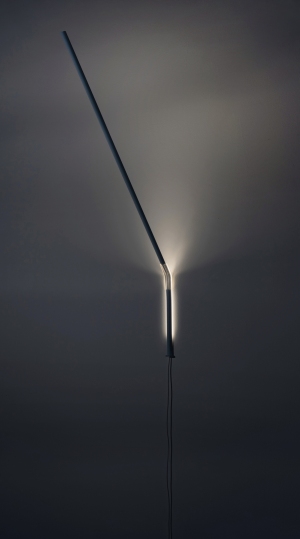 Ingo Maurer Measure Light Wandleuchte an grauer Wand, modernes Design mit indirekter Beleuchtung.