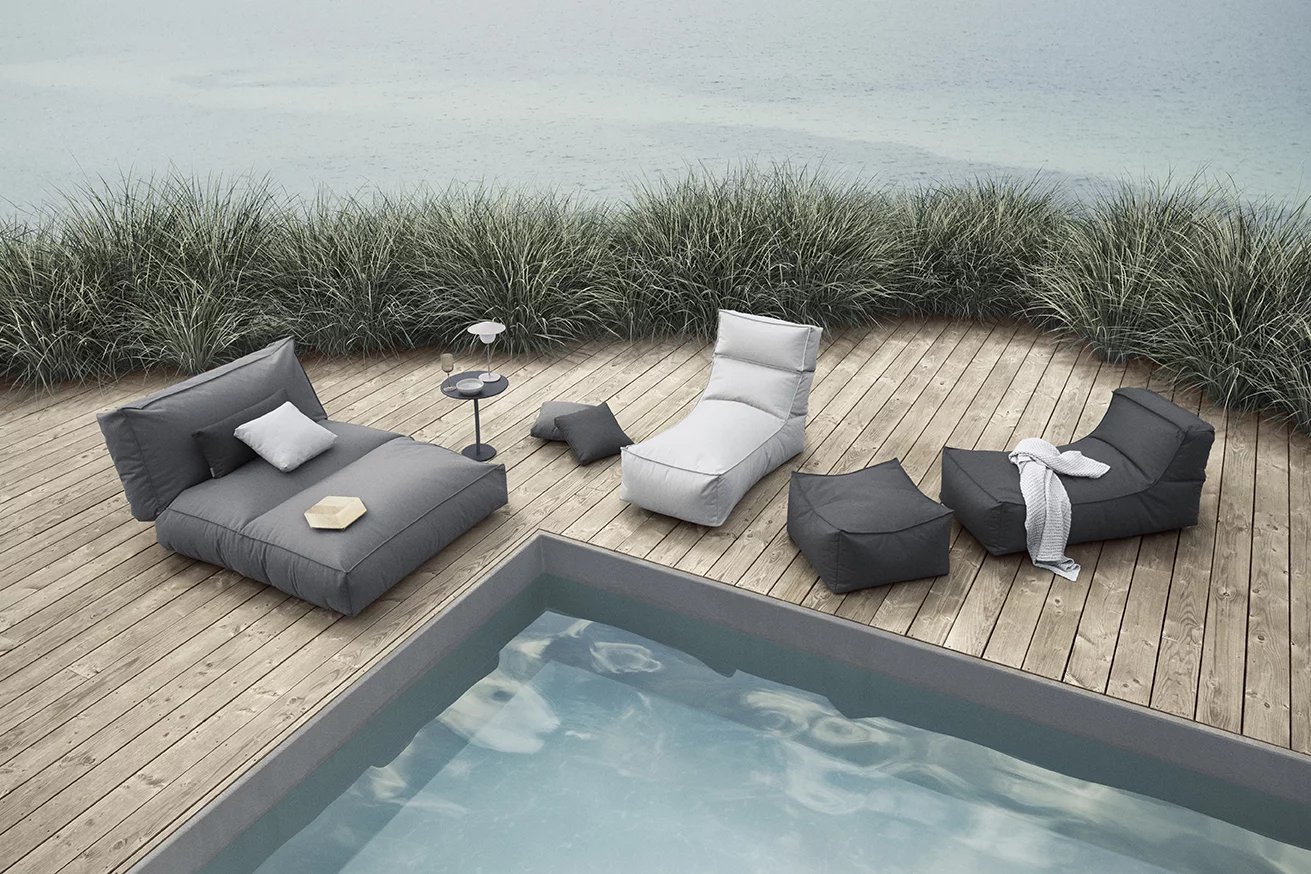 Blomus Stay Day Bed Outdoor Tagesbett in Grau und Weiß am Pool.