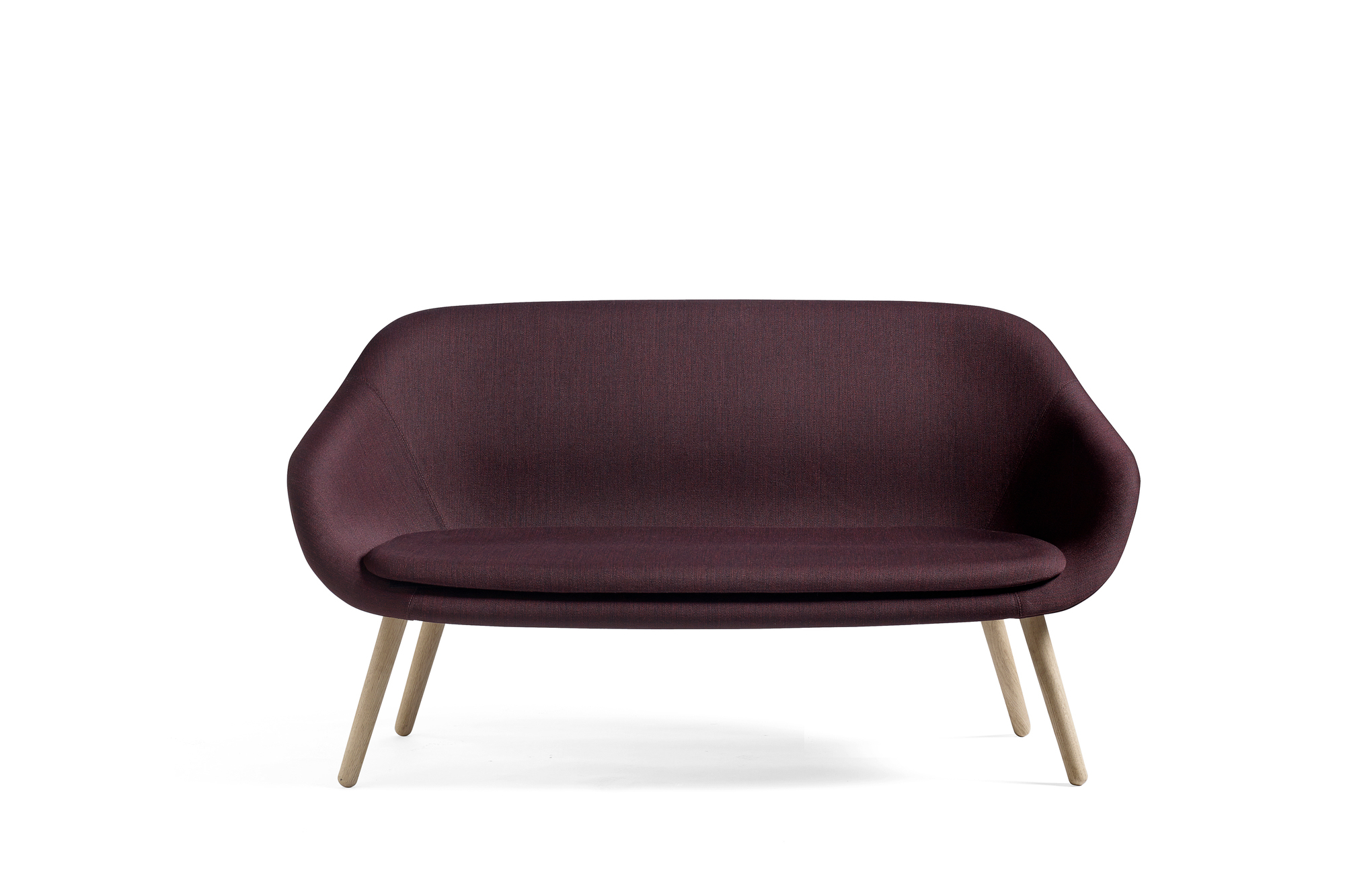 About a Lounge Sofa von Hay, modernes Design Sofa in Pflaume mit Holzbeinen.
