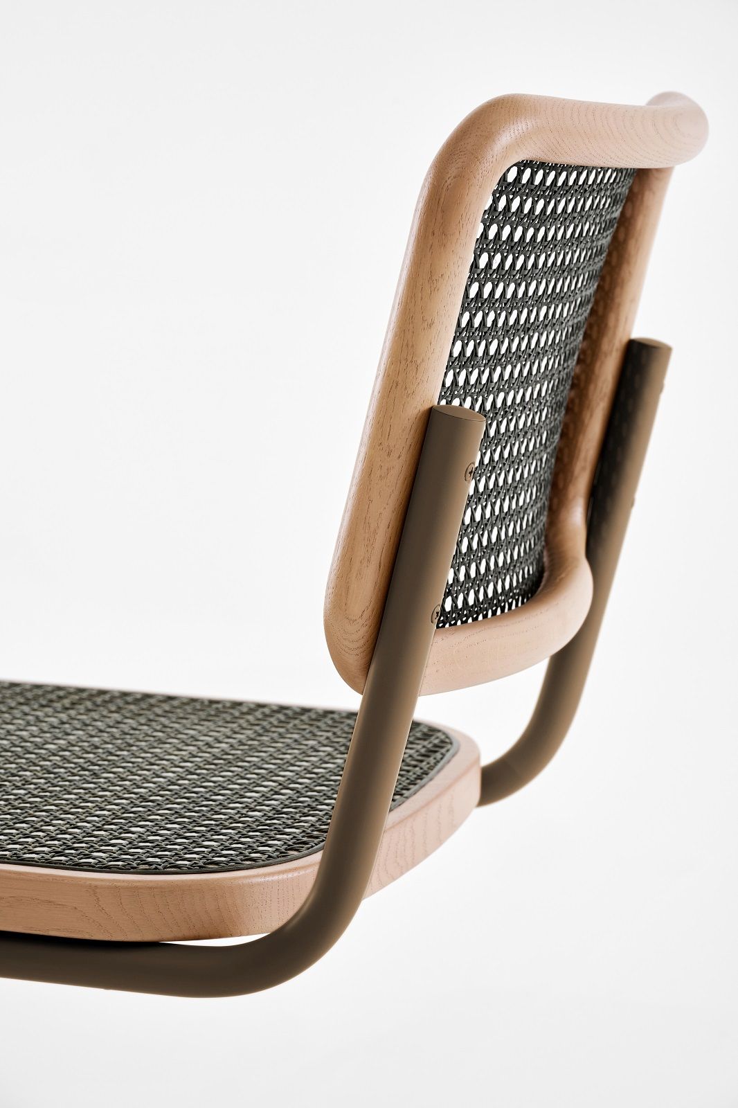 Detailaufnahme des Thonet S 32 V Freischwingers mit Stahlrohrgestell, Holzrahmen und Wiener Geflecht, klassisches Design.