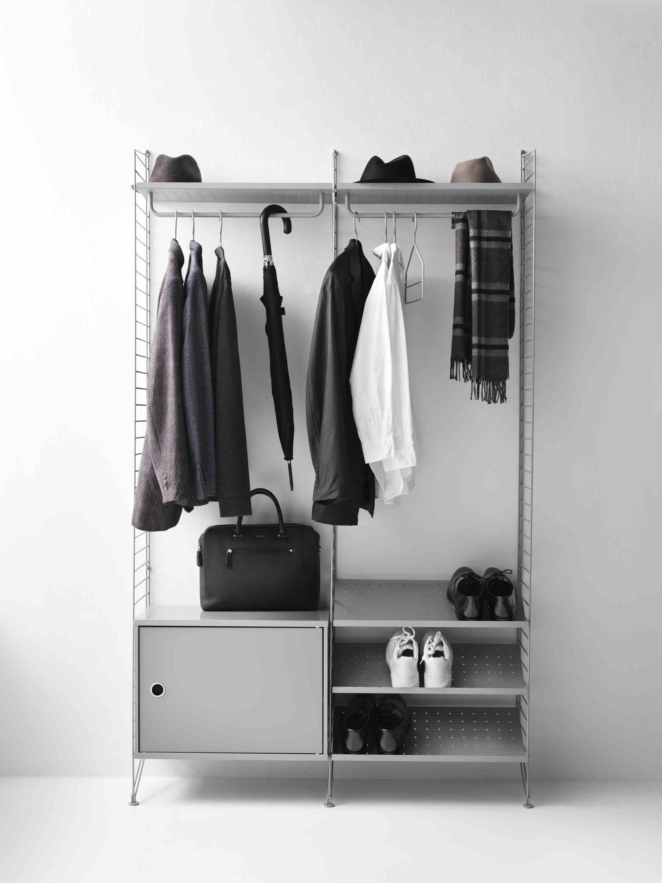 Graues String Regal mit Kleidung, Schuhen und Accessoires. String Furniture Regalsystem für Schlafzimmer und Flur.