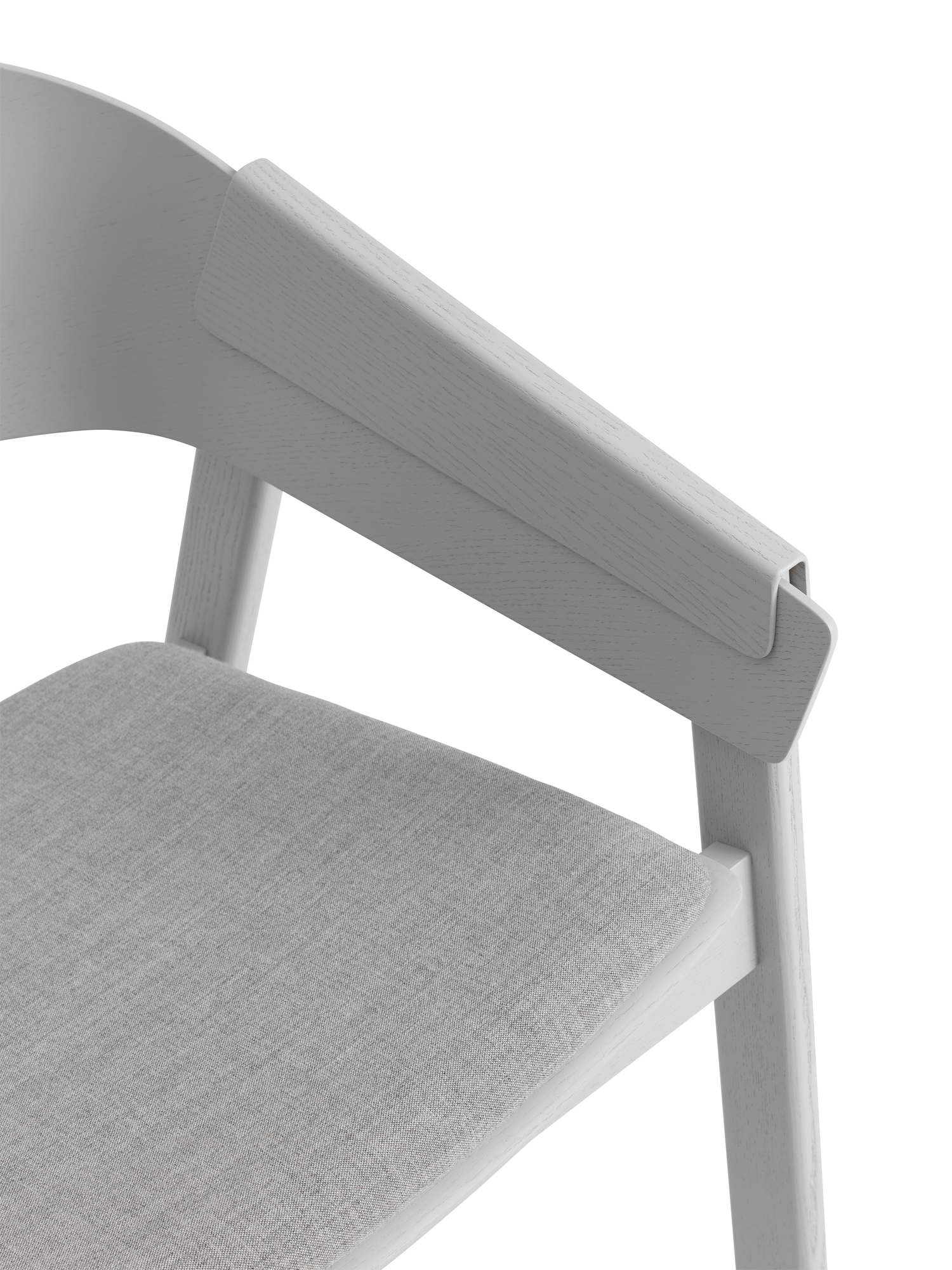 Detailaufnahme des Muuto Cover Lounge Chair Stuhls in Grau mit Stoffbezug und Holzrahmen.