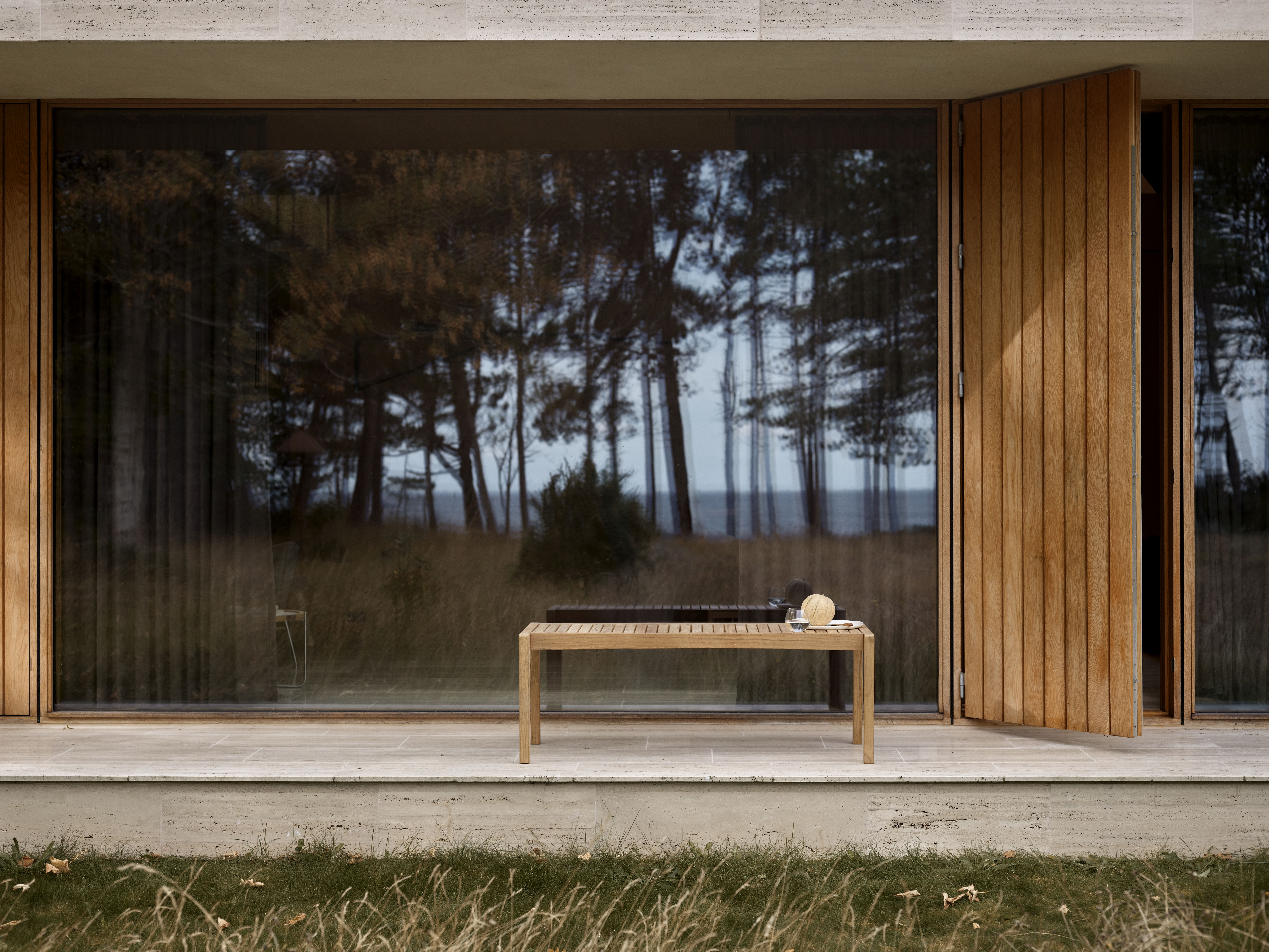 CU AH912 Kissen für AH912 Tisch/Bank Outdoor Carl Hansen & Søn auf Terrasse mit Meerblick.