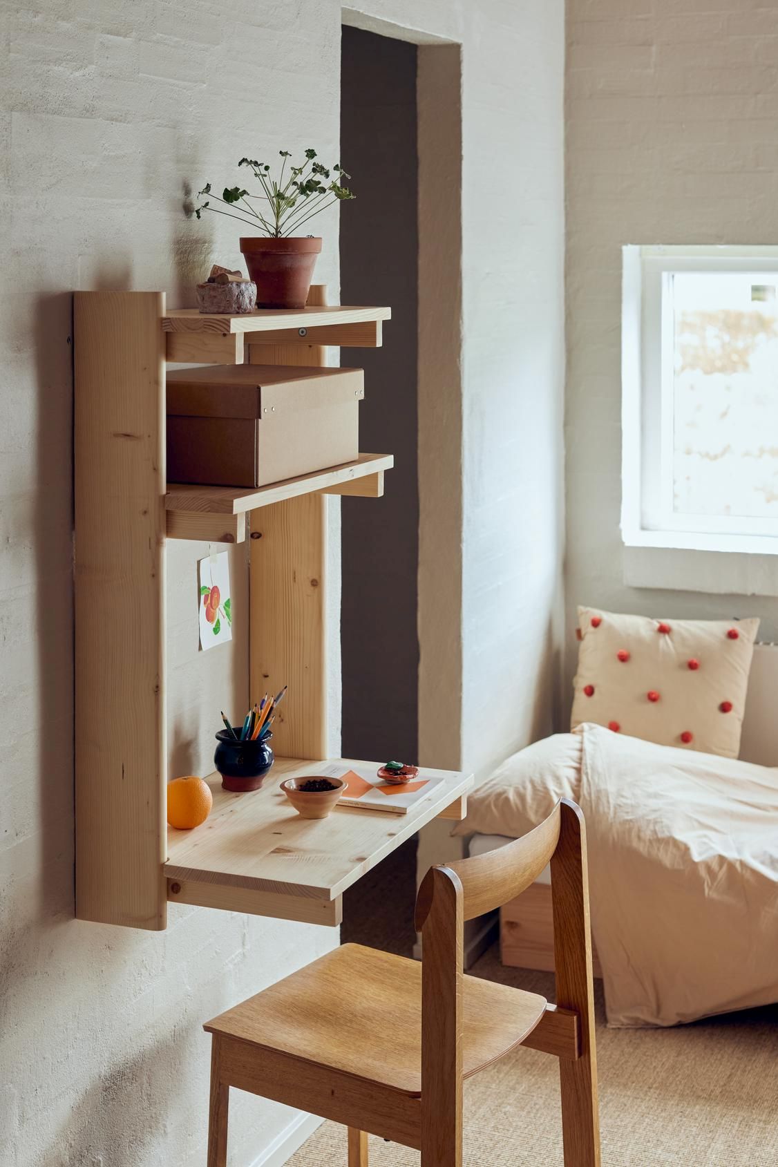 Beam Regal von Form & Refine mit drei Fächern aus hellem Holz im skandinavischen Design.