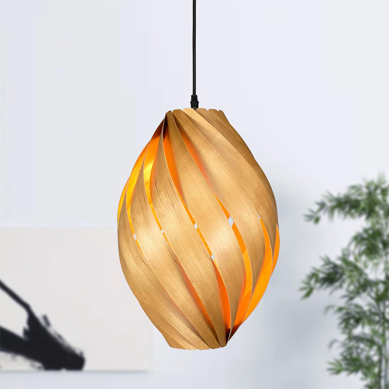 Ardére Hängeleuchte aus Kirschbaumholz, rundliches Design für stilvolle Beleuchtung im Wohnraum.