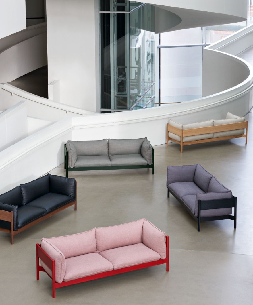 Fünf verschiedene Arbour Sofas von Hay in verschiedenen Farben und Ausführungen in einem Raum.
