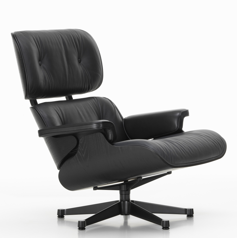 Schwarzer Eames Lounge Chair Sessel von Vitra mit Lederbezug und Holzschale, seitliche Ansicht.