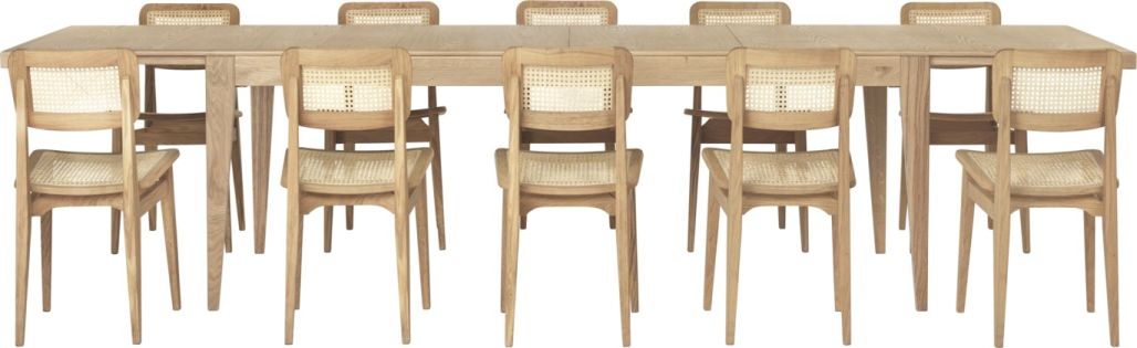 Gubi S-Table Esstisch ausziehbar aus Eichenholz mit passenden Stühlen und Wiener Geflecht Details.