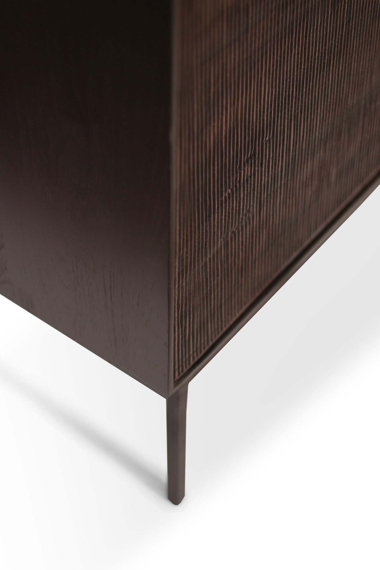 Detailaufnahme der Ethnicraft Teak Grooves Anrichte mit dunklem Holz und filigranen Füßen.