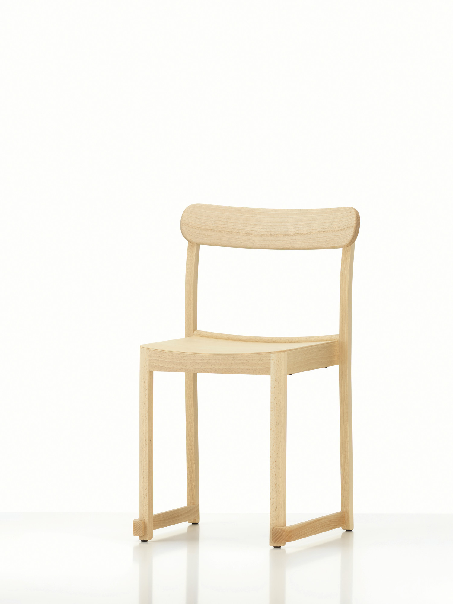 Atelier Chair Stuhl von Artek, aus hellem Holz, minimalistisches Design für Esszimmer und Büro.