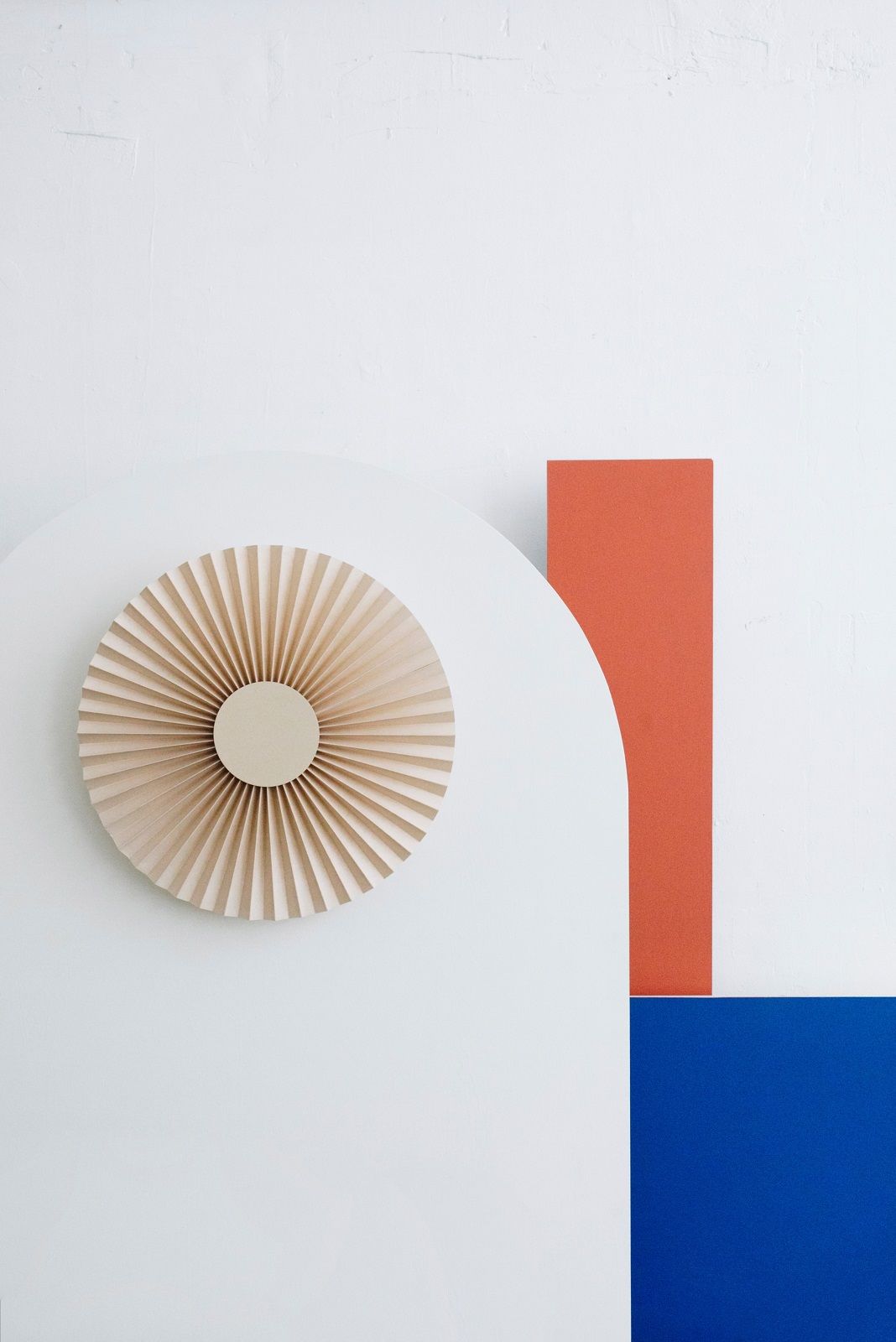 Carmen Wandleuchte Hart, beige Papier-Fächer Design, minimalistisch, moderne Wandlampe für Wohnzimmer und Schlafzimmer.