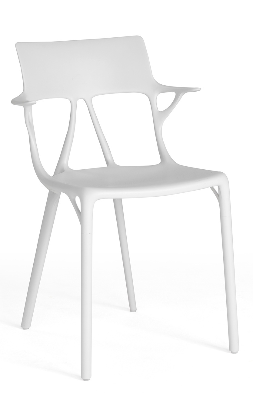 Weißer A.I. Stuhl von Kartell, moderner Designstuhl mit Armlehnen und vier Beinen.